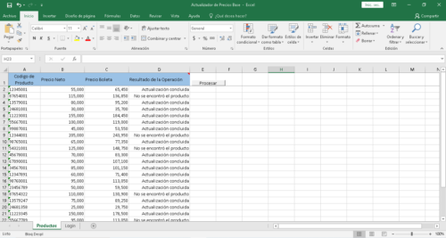 Tabla de Excel llamada "Actualizador de Precios Base", mostrando columnas de "Código de Producto", "Precio Neto", "Precio Boleta", y "Resultado de la Operación". La hoja contiene datos visibles en color azul claro con varias filas de información, incluyendo precios y resultados, algunos marcados como "Actualización concluida" y otros como "No se encontró el producto". Fondo verde de la interfaz de Excel en la parte superior.